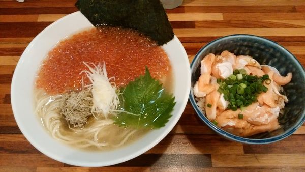 「【限定】じんわり煮干しとこぼれイクラの冷やし塩らーめん+」@鮮魚らーめん 五ノ神水産の写真