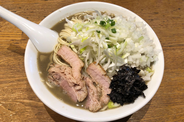 「濃厚煮干そば(大)780円+白髪ネギ+玉ねぎ」@中村屋総本山の写真