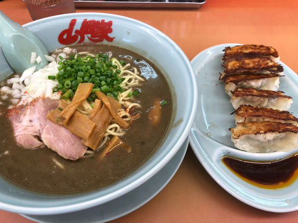 「【期間限定】鬼煮干しラーメン中盛り990円、餃子330円」@ラーメン山岡家 水戸内原店の写真