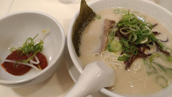 「豚骨ラーメン辛」@博多天神 新宿東口駅前店の写真