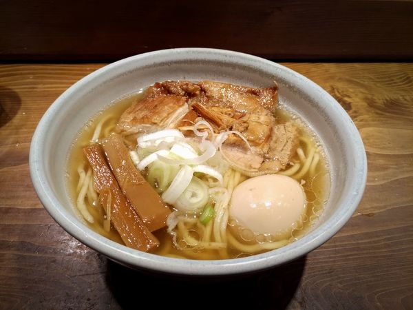「らーめんmacro（チャーシュー2枚＋特選こだわり煮玉子）」@人類みな麺類 東京本店の写真