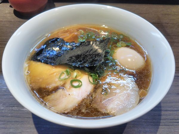 「醤油らぁ麺９００円＋味玉２００円」@支那そばや 本店の写真