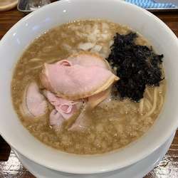 濃厚煮干そば背脂入り（味変アイテム：フライドオニオン・ゆず胡椒）