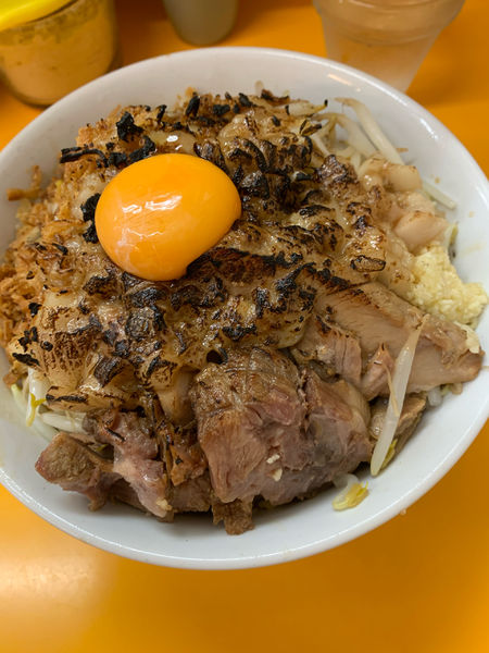 「ラーメン　ニンニク少なめ焦がしアブラマシマシ　カラメ」@ラーメンエース 八王子店の写真