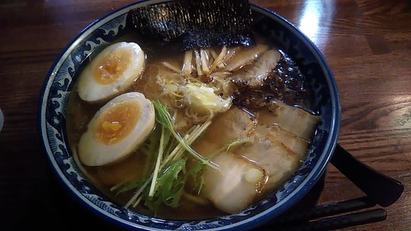 「隠國スペシャル+煮玉子」@麺工房 隠國 愛川本店の写真