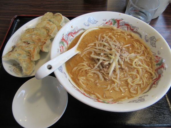 「白ごま担々めん（８４０円）＋餃子３８０円」@中華 ムーミンの写真