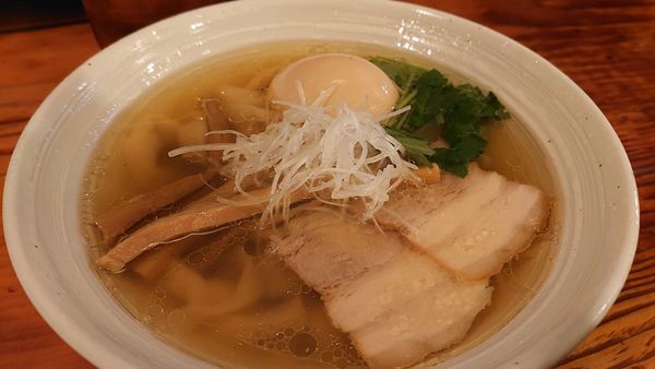 「味玉入り塩ラーメン」@純手打ち 麺と未来の写真