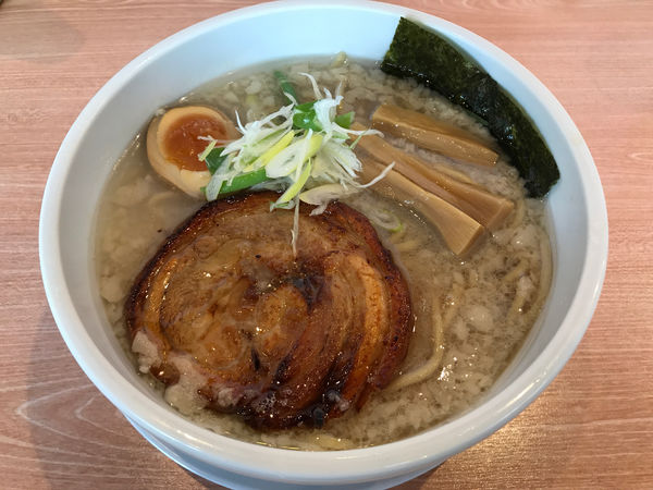 「煮干し背脂らぁ麺　800円」@麺や真玄の写真