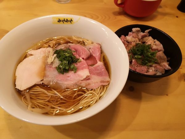 「醤油ラーメン750円　レアチャーシュー丼250円」@鶏びあんSobaみやみやの写真