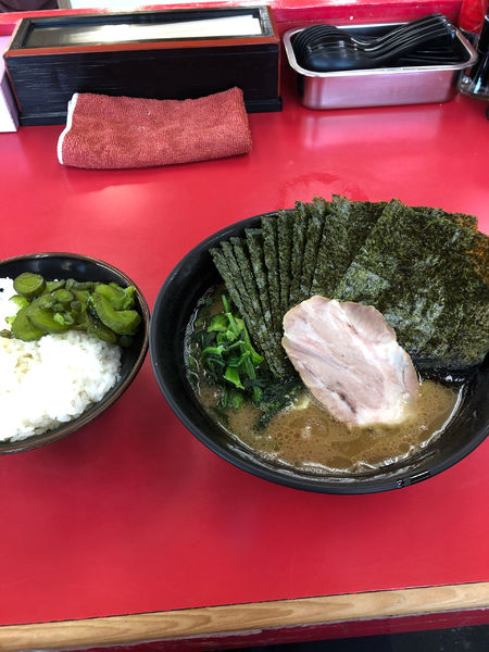 「ラーメンのり増し800円硬め濃いめ、無料ライス」@武蔵家直系 ぼうそう家の写真