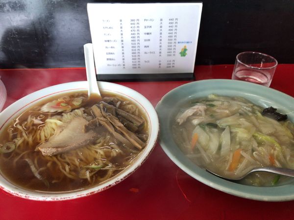 「ラーメンと中華丼」@萬来軒の写真