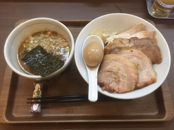 「三種のチャーシューつけめん＋鰹だしの特製味玉」@つけめん さなだの写真