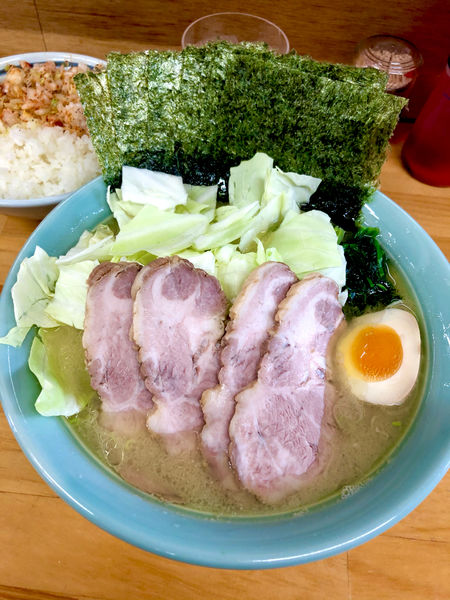「塩チャーシュー麺中盛り　海苔　小ライス」@捲り家の写真