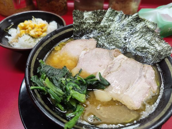 「ラーメン(チャーシュー3枚)850円＋たまごまぶし100円」@家系ラーメン 王道家の写真