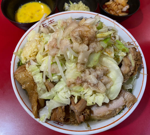 「小豚ラーメン 全ﾏｼ 生卵 ﾀﾏﾁ ねぎ生姜」@ラーメン二郎 札幌店の写真