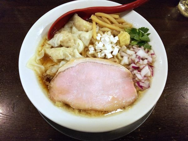 「鯛出汁ワンタンそば」@立ち呑み居酒屋 金町製麺の写真