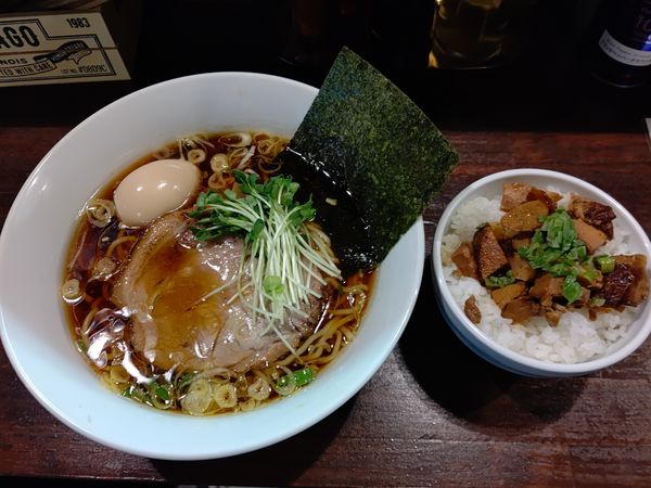 「醤油らーめん(並盛150g)700円＋チャーシュー丼250円」@麺や まる喜の写真