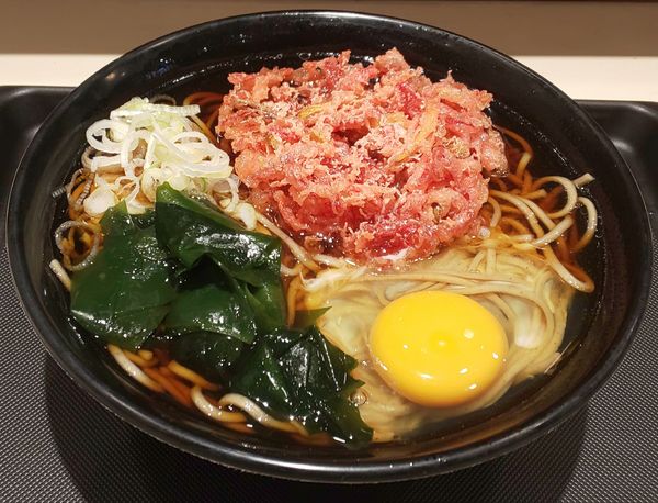 「紅生姜天そば+生玉子」@名代 富士そば 市ヶ谷五番町店の写真