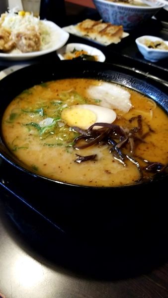 「次南坊セット(通常サイズ(ラーメン普通盛り)・餃子(３ケ)・小鉢」@味千拉麺 次南坊 松橋インター店の写真
