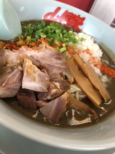 「【期間限定】鬼煮干しラーメン+半ライスセット」@山岡家 平塚店の写真