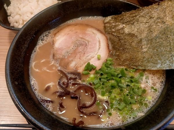 「ラーメン 680円 ライス、替玉1玉無料」@九州とんこつらーめん ひらさわの写真
