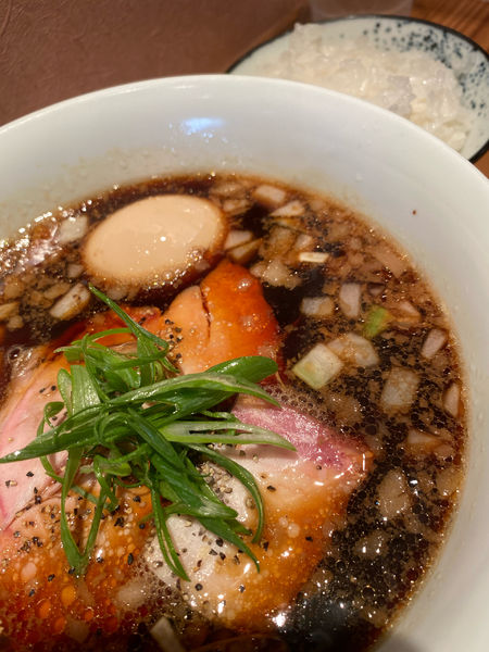 「ブラック味玉」@らぁめん鴇の写真