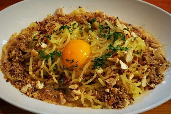 「まぜそば カルボンチーノ 880円＋ナッツ 100円他」@麺飯 熊猫の写真