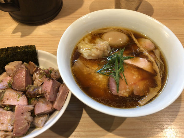 「特製醤油らぁ麺 + ネギダレチャーシューご飯」@中村麺三郎商店の写真