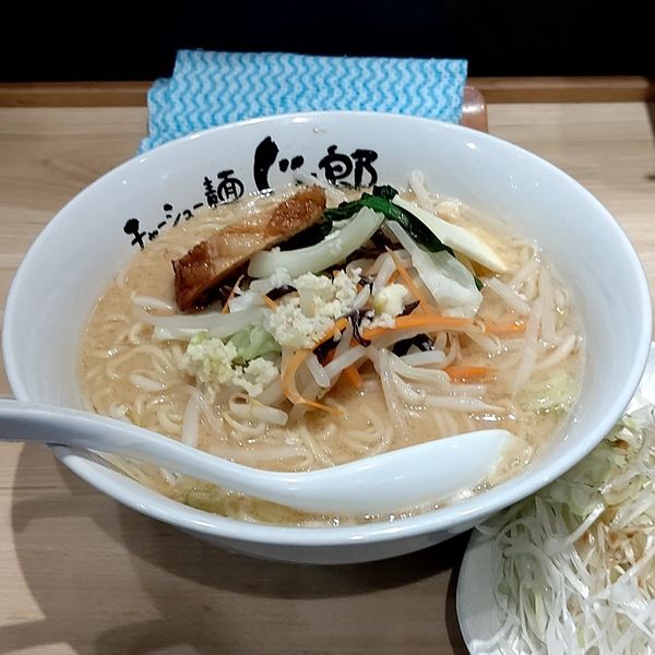 「味噌ラー麺(大盛)＋あぶり白髪ねぎ(別皿)」@チャーシュー麺 じゃん郎の写真
