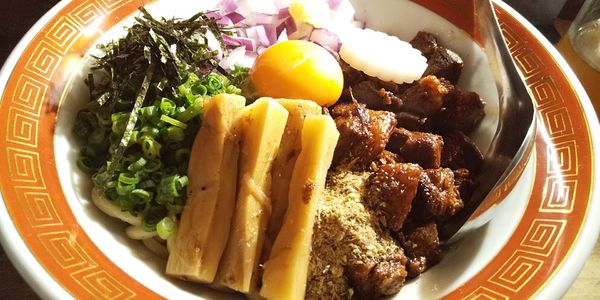 「煮干ルーロー油そば」@焼き貝あぶさんの写真