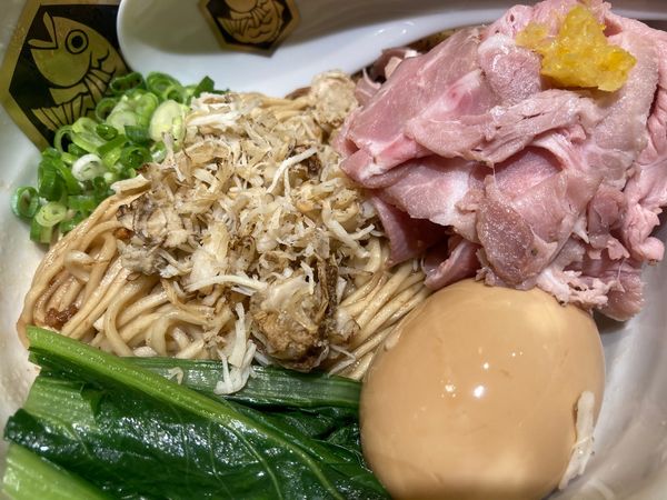 「特製ホタテ油そば」@真鯛らーめん 麺魚 神保町店の写真