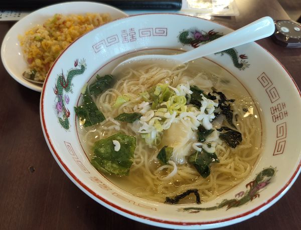 「ワンタン麺+半チャーハン(日替り)800円」@華蓮厨房 布佐店の写真