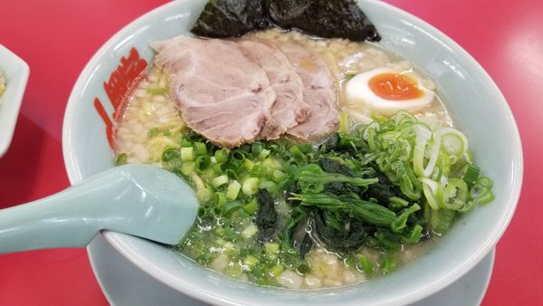 「プレミアム塩豚骨ラーメン　ほうれん草　チャーシュートッピング」@山岡家 松本店の写真