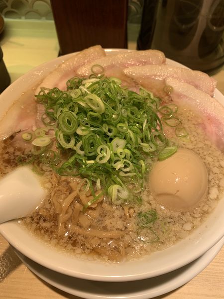 「京都熟成醤油ラーメン（太麺、葱多、背脂多）」@京都ラーメン森井 新丸子店の写真