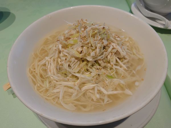 「蒸し鶏とネギのあっさりそば」@新世界菜館の写真