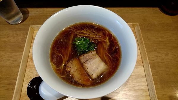 「醤油らぁ麺_880円」@らぁ麺や 嶋の写真