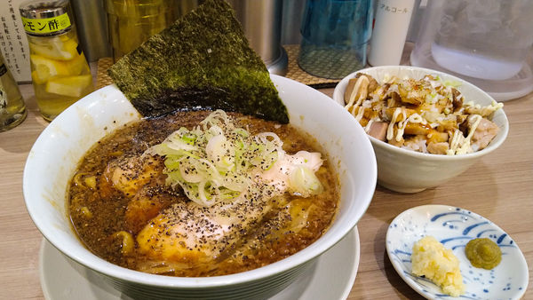 「限定/煮干BLACK+大盛り+チャーシュー丼」@中華そば ムタヒロ 拝島駅店の写真