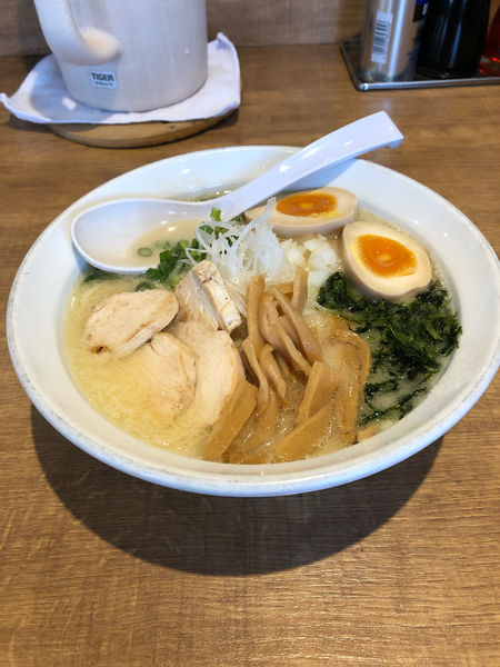 「濃厚白湯塩(800円) ＋味玉(100円)」@麺屋 飛翔の写真