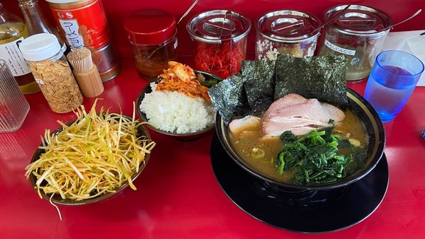 「辛ネギ＋ライスバー」@家系ラーメン王道 いしい 市原五井店の写真