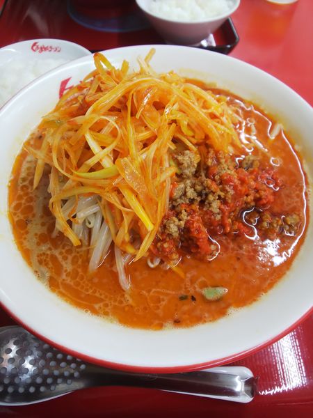 「坦々味噌ラーメン ＋ モヤシ、辛味ネギ」@くるまやラーメン 浦和田島店の写真