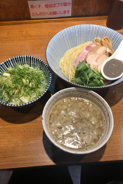 「煮干つけ麺 ＋ 九条ねぎ飯」@寿製麺よしかわ 川越店の写真