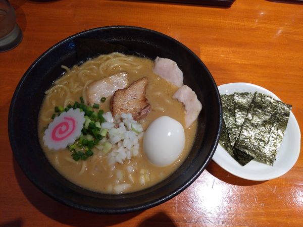 「特製濃厚中華そば(醤油)+のり ﾒﾝﾏ抜き」@中華そば 輝羅の写真