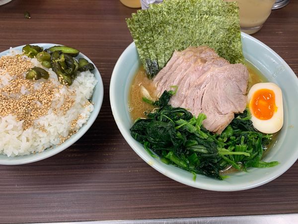 「特製ラーメンチャーシュー、ほうれん草トッピング」@横浜家系らーめん 武蔵家 川口店の写真