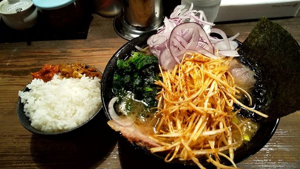 「辛ネギチャーシュー×2+ライス TW赤タマネギ」@家系ラーメン クックらの写真