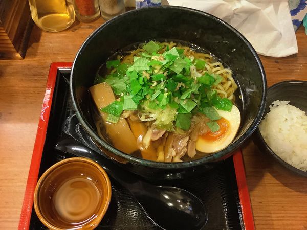 「冷やし山椒肉中華+自家製山椒油+ﾗﾝﾁｻｰﾋﾞｽ:ミニライス」@肉そば家 笑梟の写真