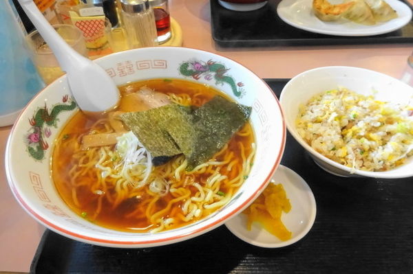 「ラーメン＆半チャーハンセット８８０円」@是政の写真