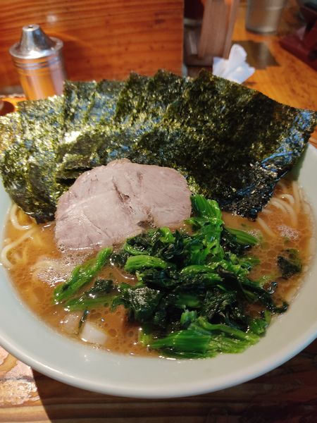 「ラーメン中盛り　のり　ほうれん草」@横浜ラーメン 武蔵家 大井町店の写真