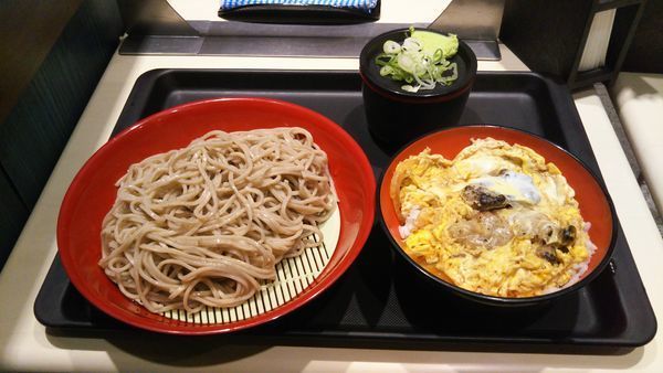 「ミニ炭火焼鳥親子丼セット」@名代 富士そば 飯田橋駅前店の写真