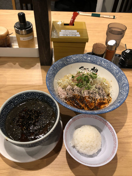 「よだれ鶏BLACKつけ麺」@らーめん セアブラノ神 壬生本店の写真