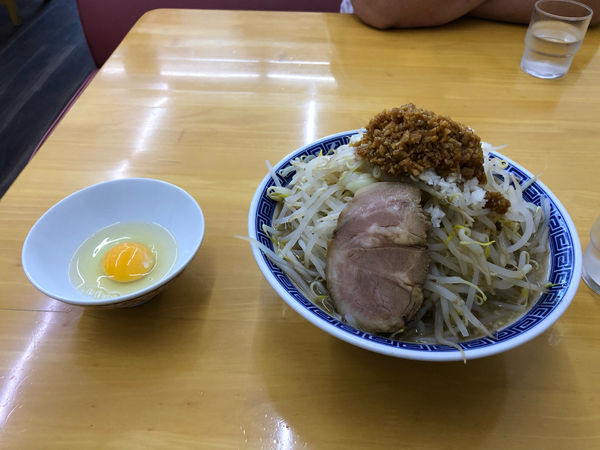 「ふじそば醤油+100g野菜増し生卵ニンニクマシ」@勝神角ふじの写真
